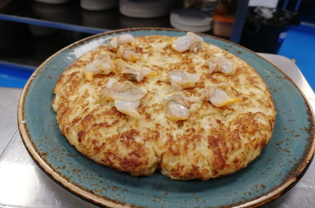 RECETA PARA HACER EN CASA: TORTILLA DE MERLUZA Y BERBERECHOS